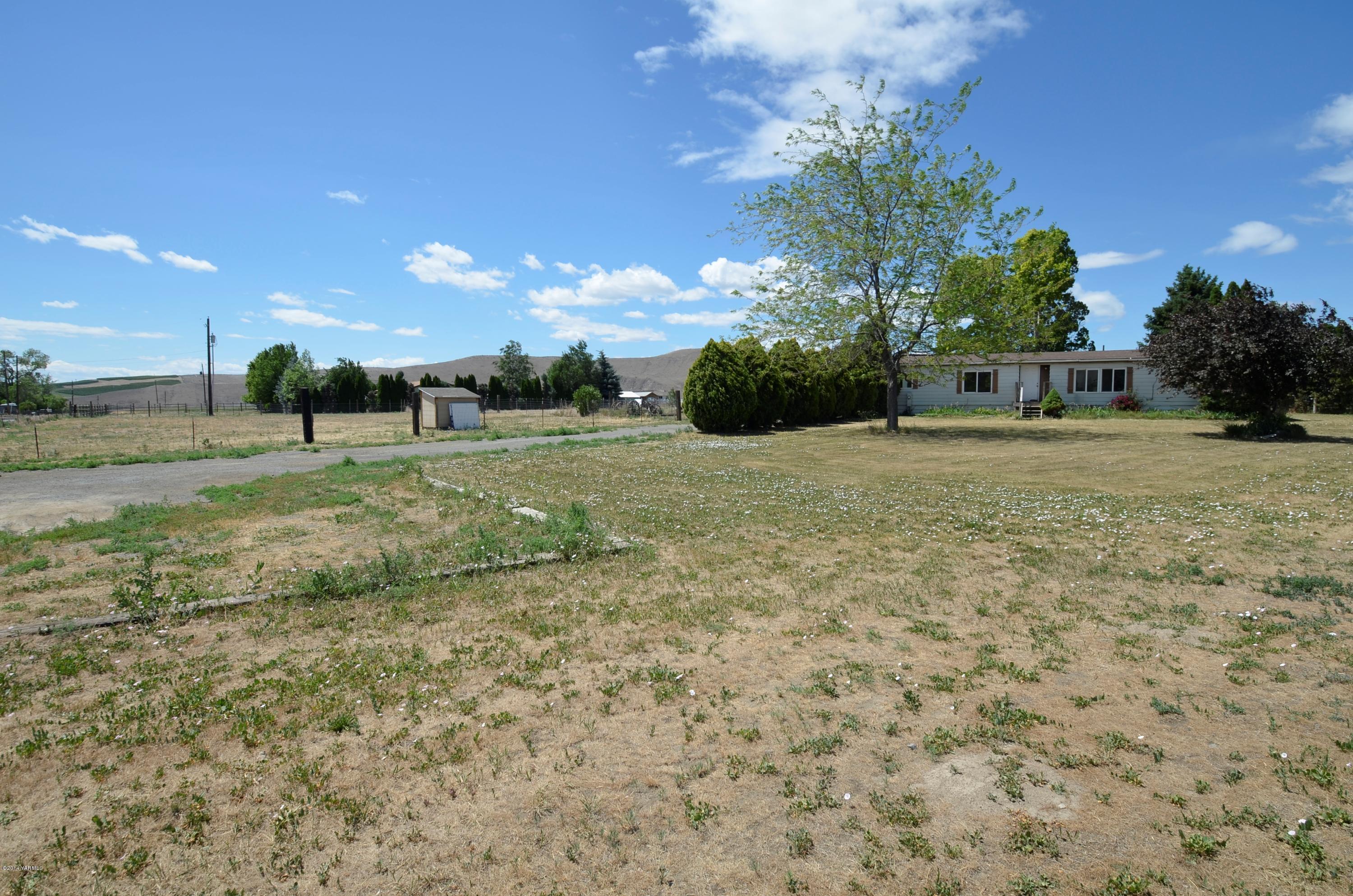 490 Sheep Company Road Selah, WA 98942 - Photo 3 of 6 a big yard with lots of green space