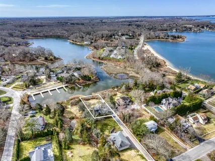 $1,895,000 | 16 Cove Road, Southampton, NY 11968