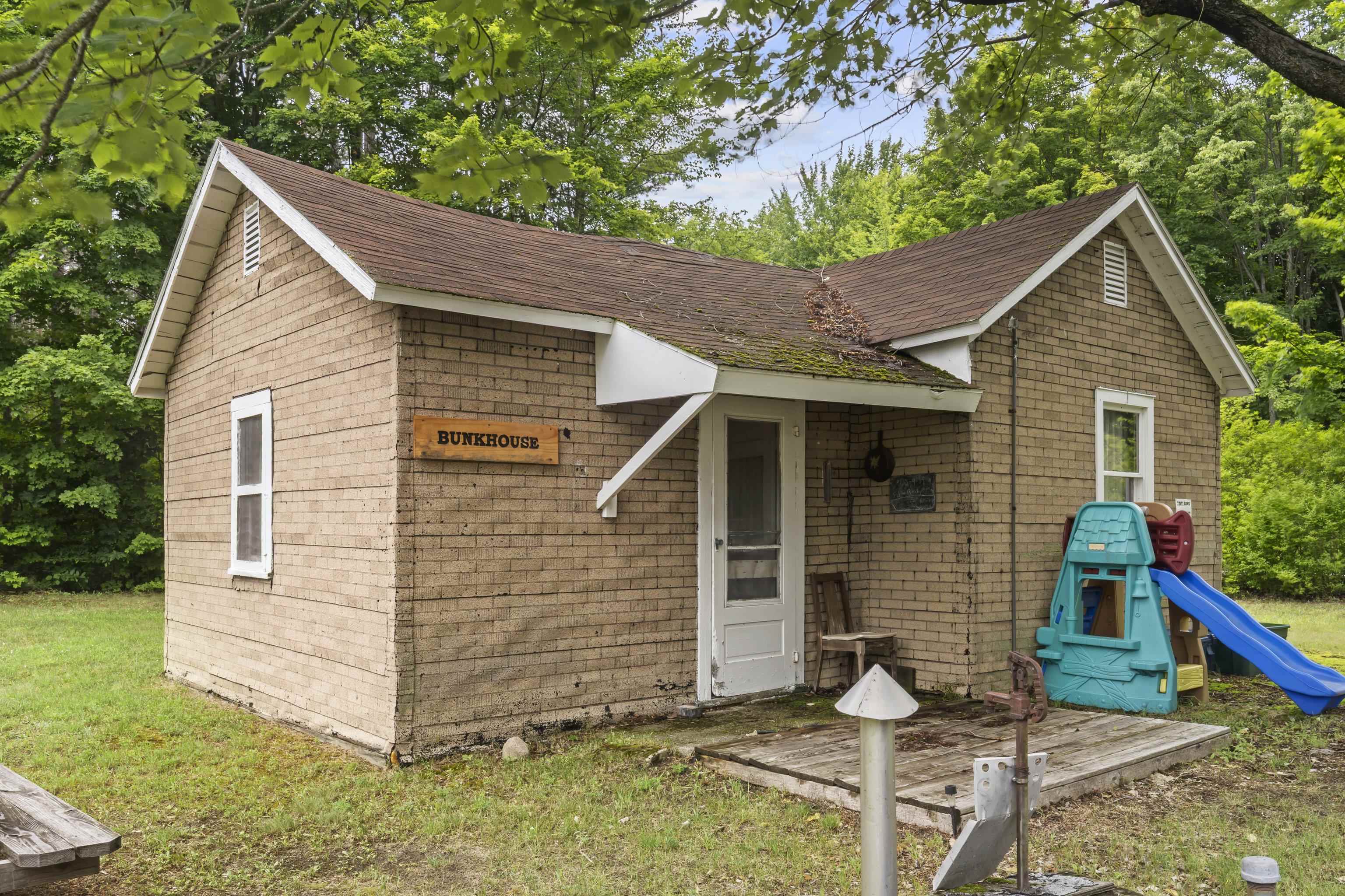 15357 Homestead Road Thompsonville, MI 49683 - Photo 4 of 34 1948832-ff762860-2ad0-4f8d-9f36-22e6c3bcb305.JPG