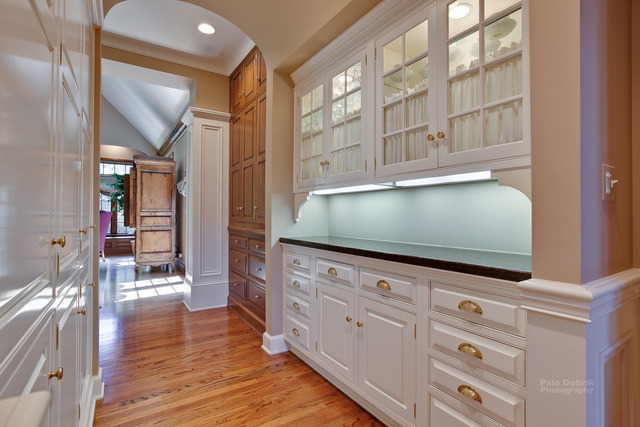 1390 Gettysburg Road Long Grove, IL 60047 - Photo 9 of 25 a living room with furniture and flat screen tv
