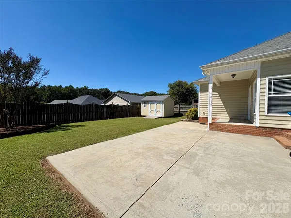 a view of an house with backyard and garden