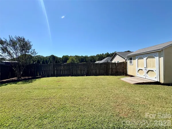 a view of a house with backyard and garden