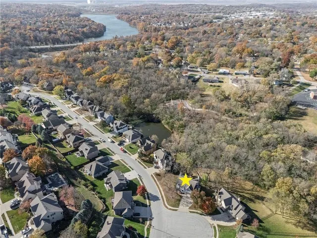 $595,000 | 6650 Northwest Monticello Drive, Parkville, MO 64152