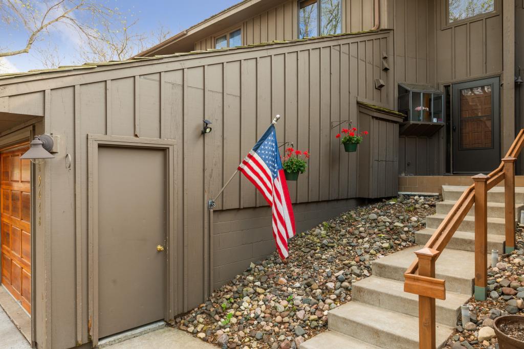 8964 Neill Lake Road, Unit B Eden Prairie, MN 55347 - Photo 4 of 30 Gallery Image 4