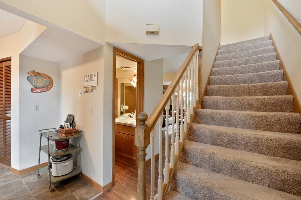 8964 Neill Lake Road, Unit B Eden Prairie, MN 55347 - Photo 8 of 30 Gallery Image 8