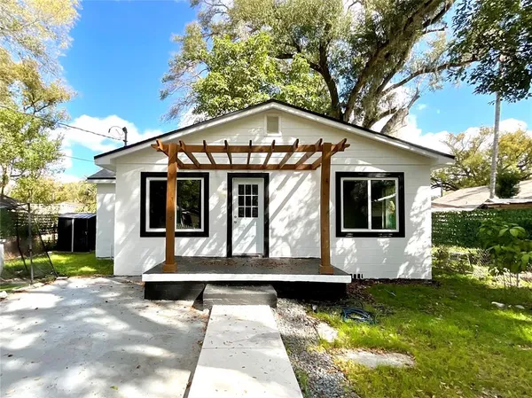 a front view of house with yard