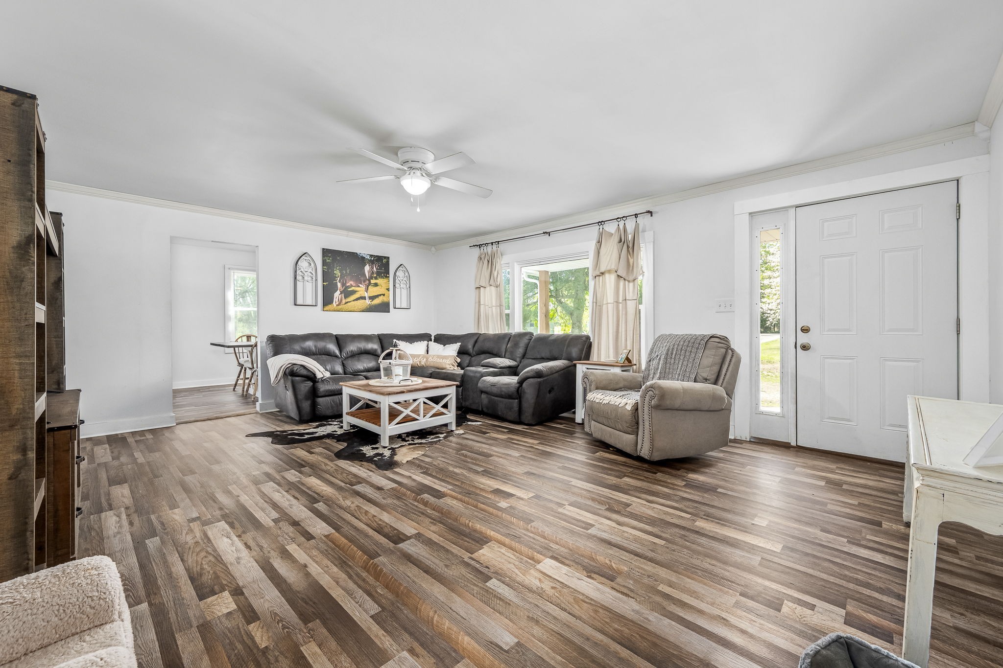 620 Maple Bend Road Winchester, TN 37398 - Photo 10 of 68 a living room with furniture and a flat screen tv