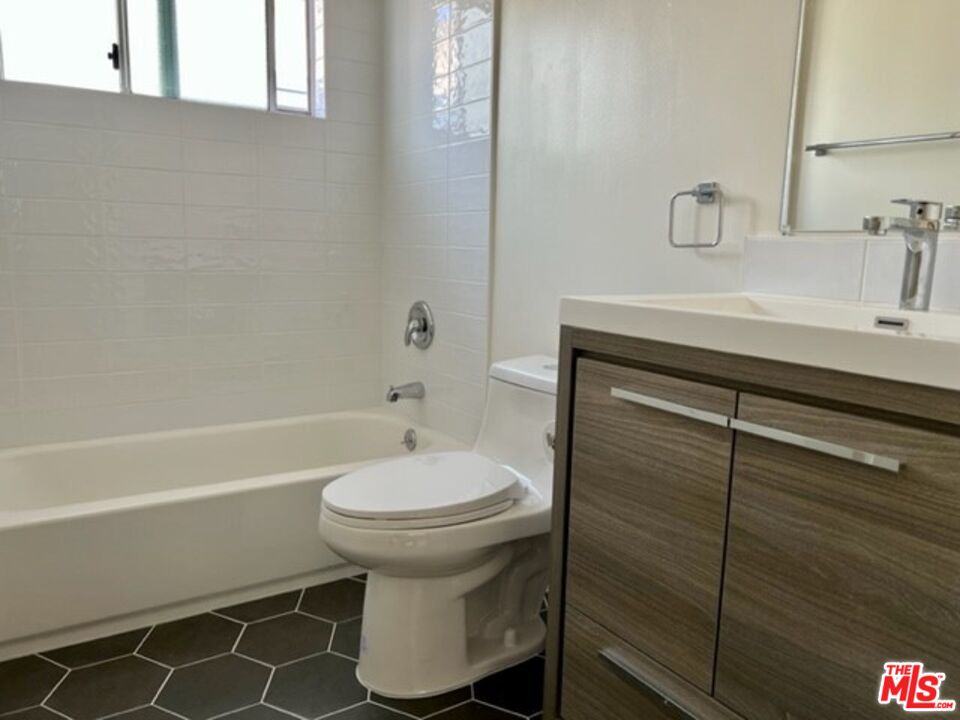 4209 McLaughlin Avenue, Unit 4 Los Angeles, CA 90066 - Photo 7 of 9 a bathroom with a sink and a bathtub