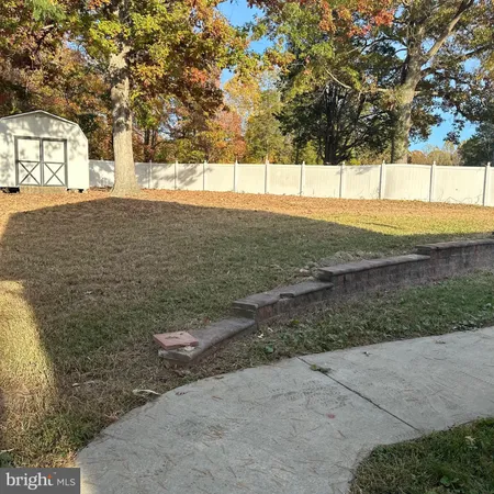 a view of yard with trees