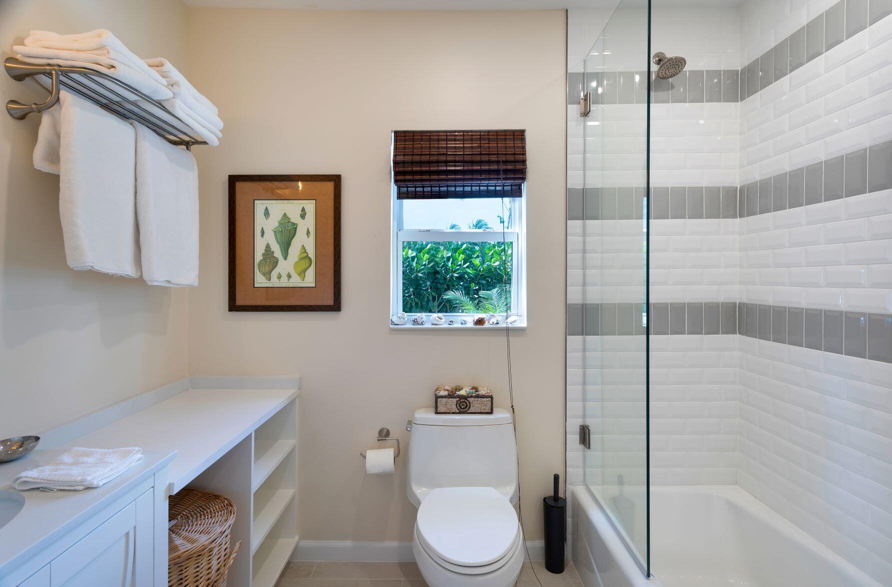 4210 Washington Road West Palm Beach, FL 33405 - Photo 13 of 19 GUEST_BATH_STRAIGHT