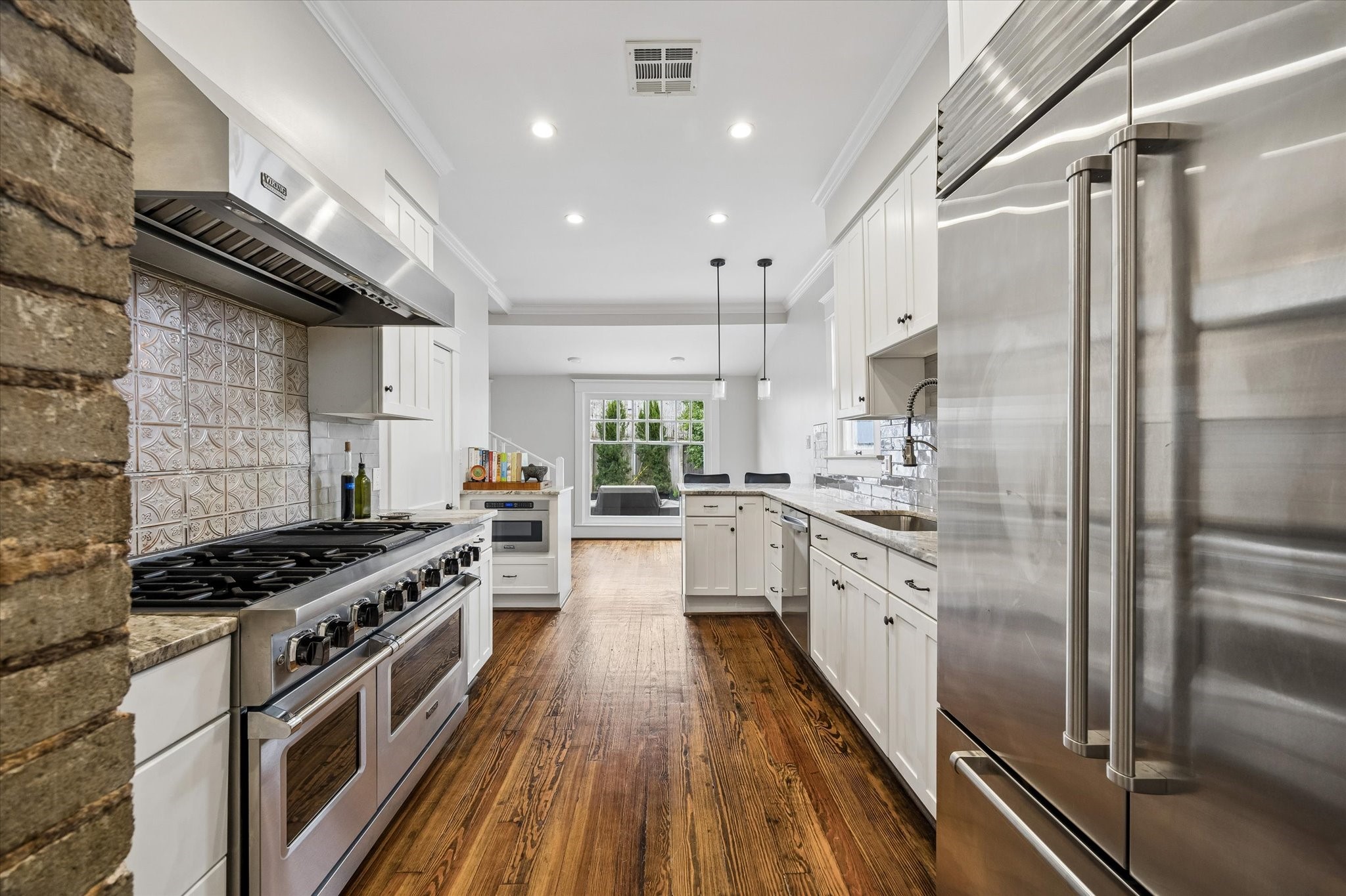 1307 Marshall Street Houston, TX 77006 - Photo 4 of 23 Sub Zero and Viking, this chef's kitchen is a dream.
