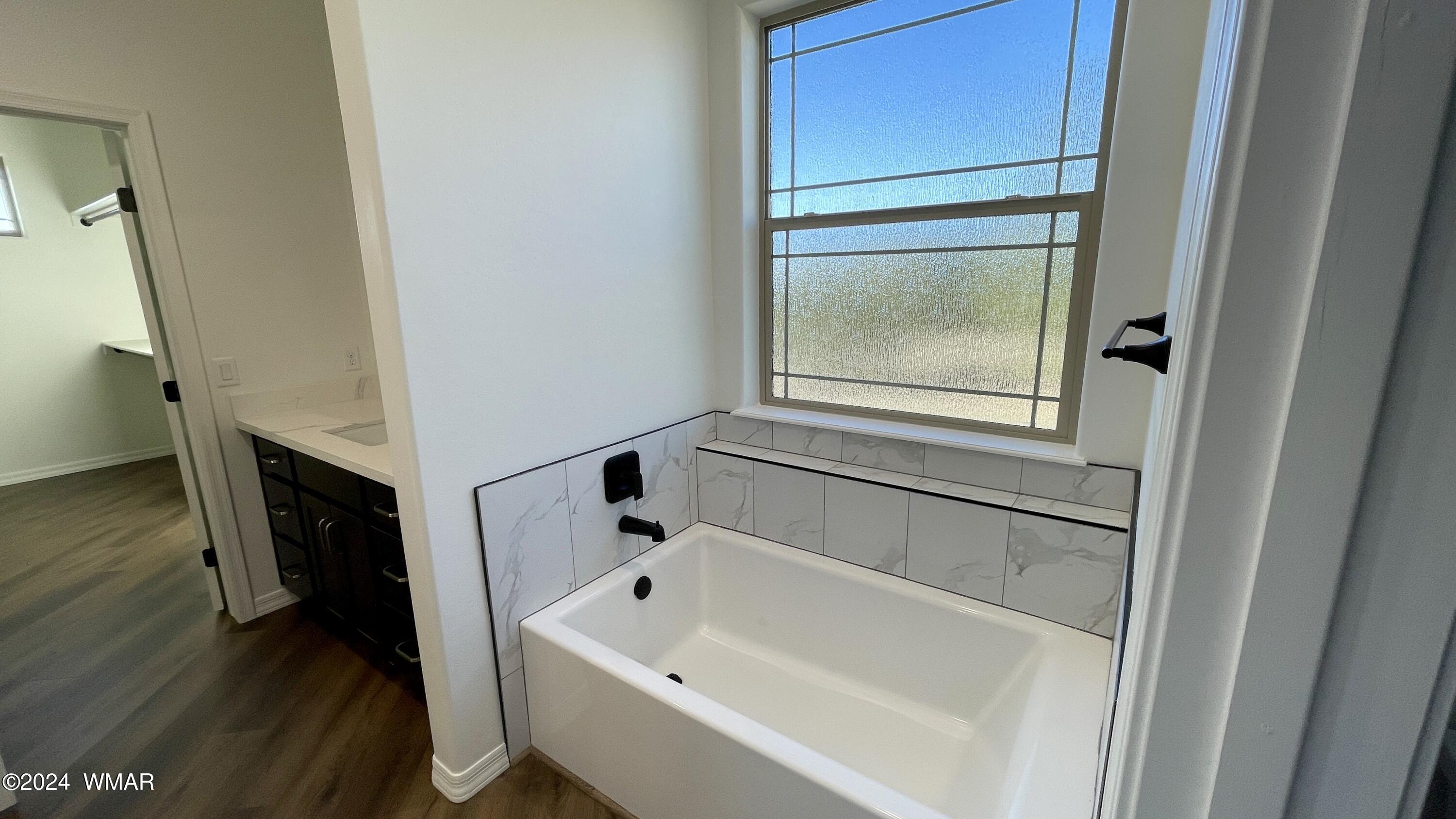 900 South Ridgeway Place Show Low, AZ 85901 - Photo 31 of 43 Primary bathroom bathtub