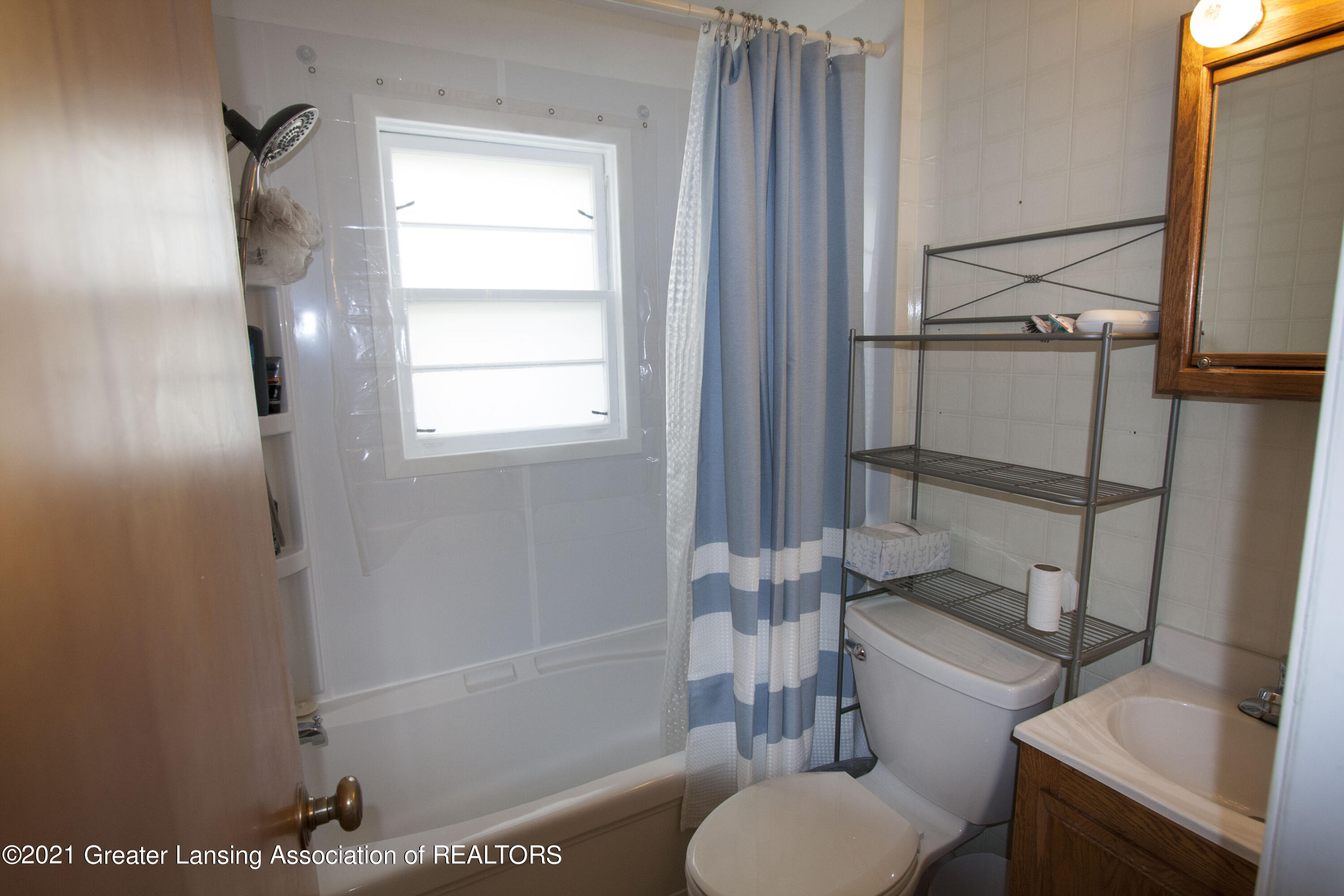 6131 Rosedale Road Lansing, MI 48911 - Photo 12 of 34 1st Level Bath