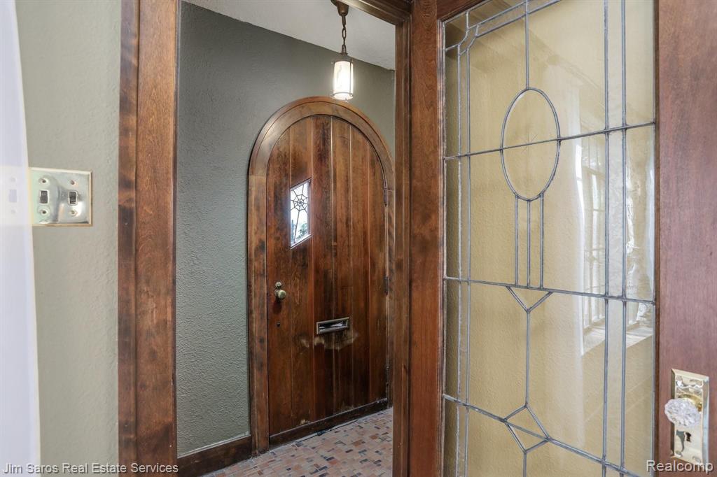328 Fisher Road Grosse Pointe Farms, MI 48230 - Photo 4 of 24