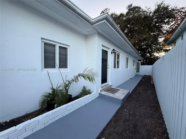 $1,950 | 1122 Northwest 32nd Court, Unit FRONT, Miami, FL 33125