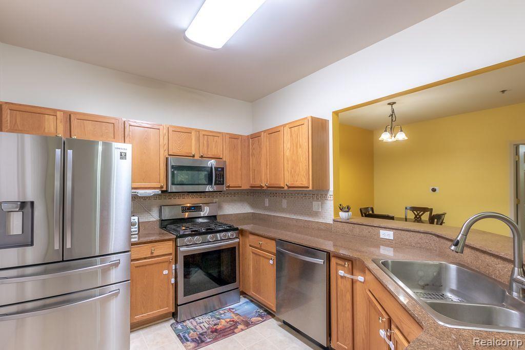 1723 Deepwood Circle Rochester, MI 48307 - Photo 8 of 20 Kitchen