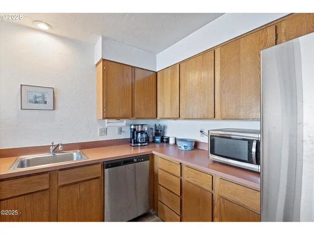 $525,000 | 507 Northwest Alpine Street, Unit 204, Newport, OR 97365