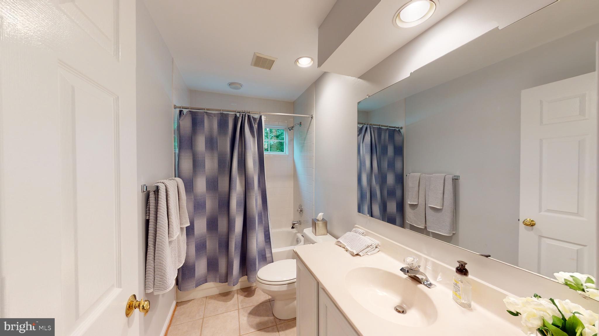 11609 Springhouse Place Reston, VA 20194 - Photo 18 of 41 Upper Level Full Bath with Window.