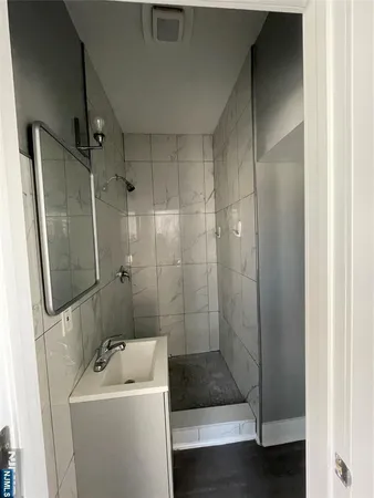 $1,800 | 521 Kearny Avenue, Unit 1L, Kearny, NJ 07032