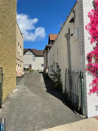 $1,800 | 521 Kearny Avenue, Unit 1L, Kearny, NJ 07032