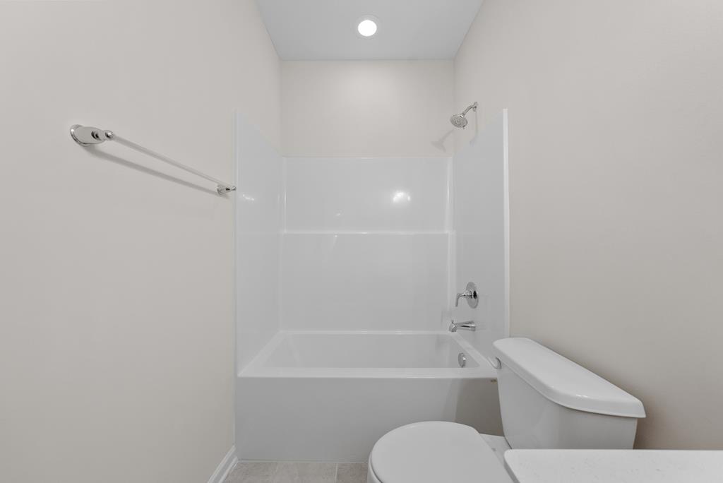 623 Bohannon Road Grantville, GA 30220 - Photo 18 of 34 a bathroom with a toilet and a bath tub