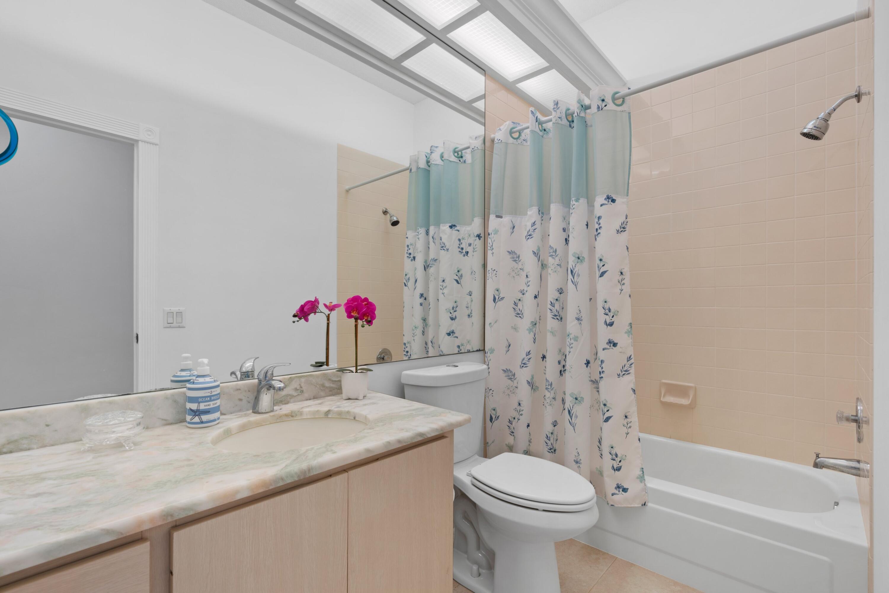 154 East Hampton Way Jupiter, FL 33458 - Photo 24 of 40 GUEST BATHROOM