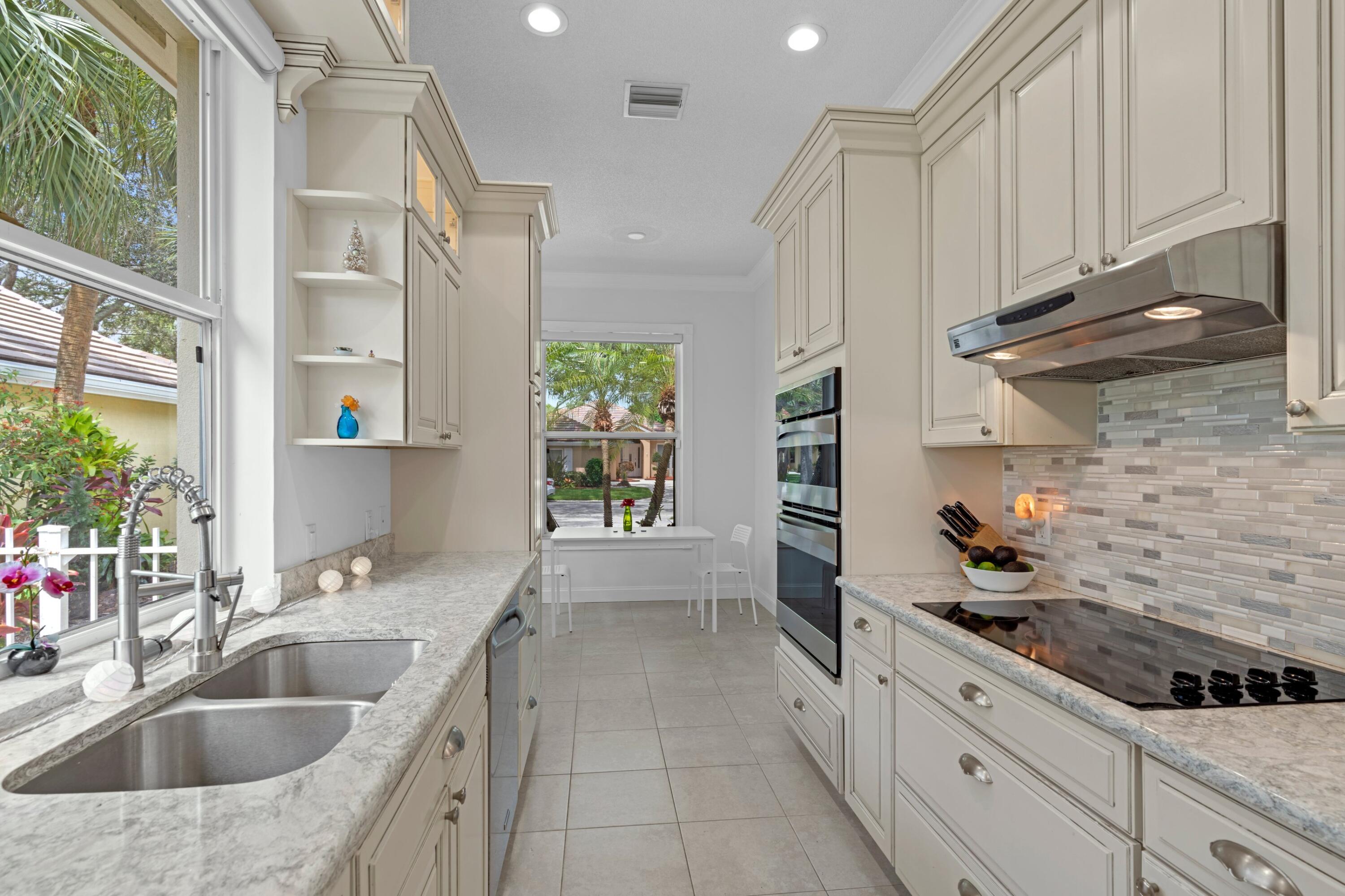 154 East Hampton Way Jupiter, FL 33458 - Photo 28 of 40 EXQUISITE KITCHEN
