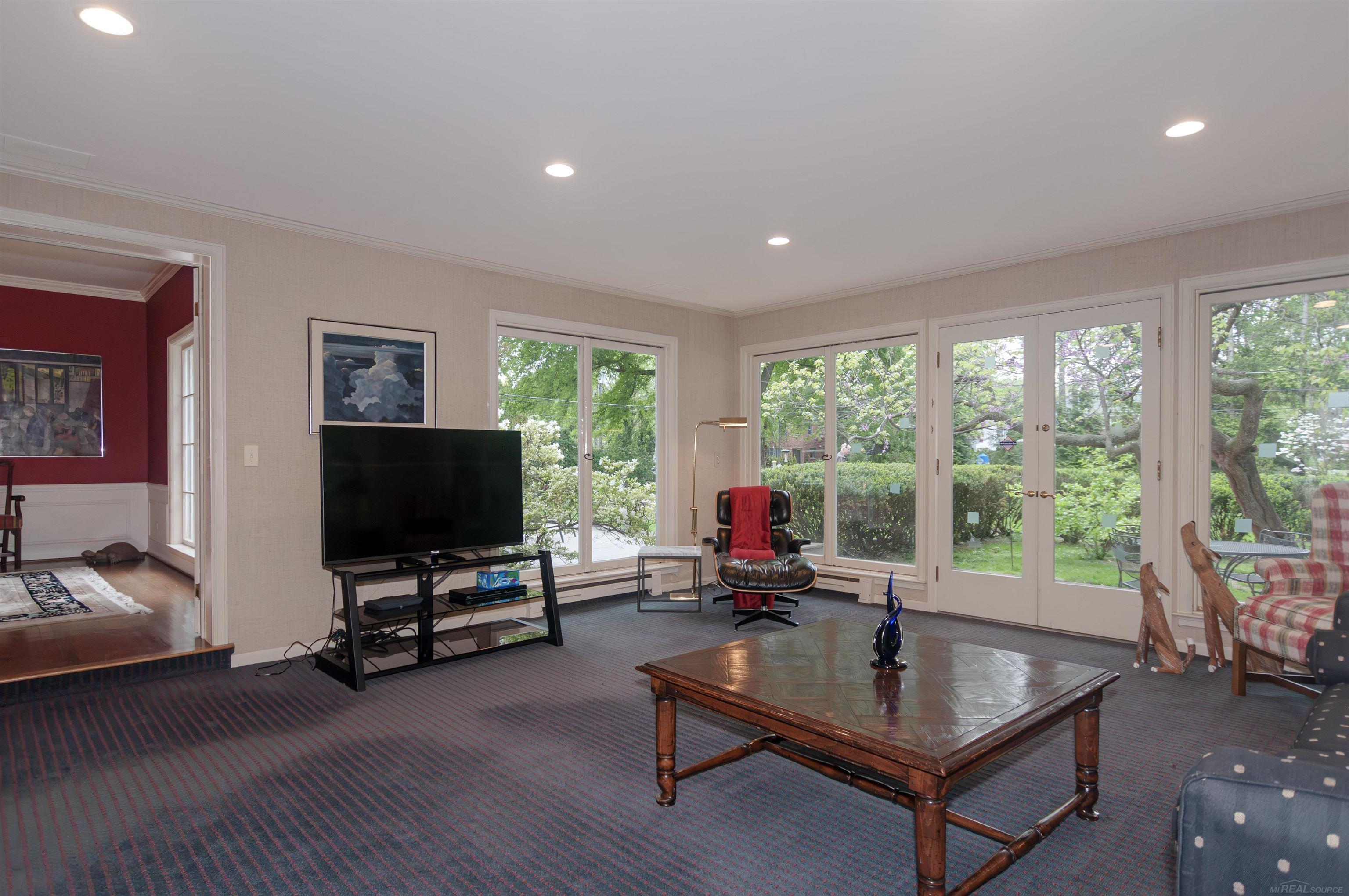570 Oxford Road Grosse Pointe, MI 48236 - Photo 15 of 99 50141978-7ababab3-0a7e-425f-b260-dbb02cc7f7ae.JPG