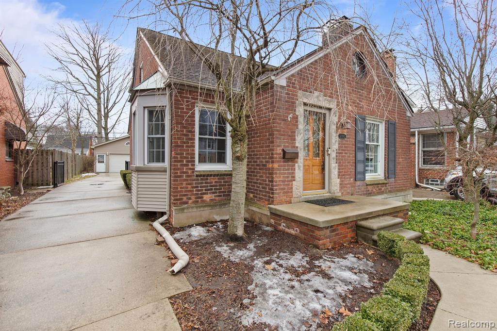 1395 Roslyn Road Grosse Pointe Woods, MI 48236 - Photo 37 of 43