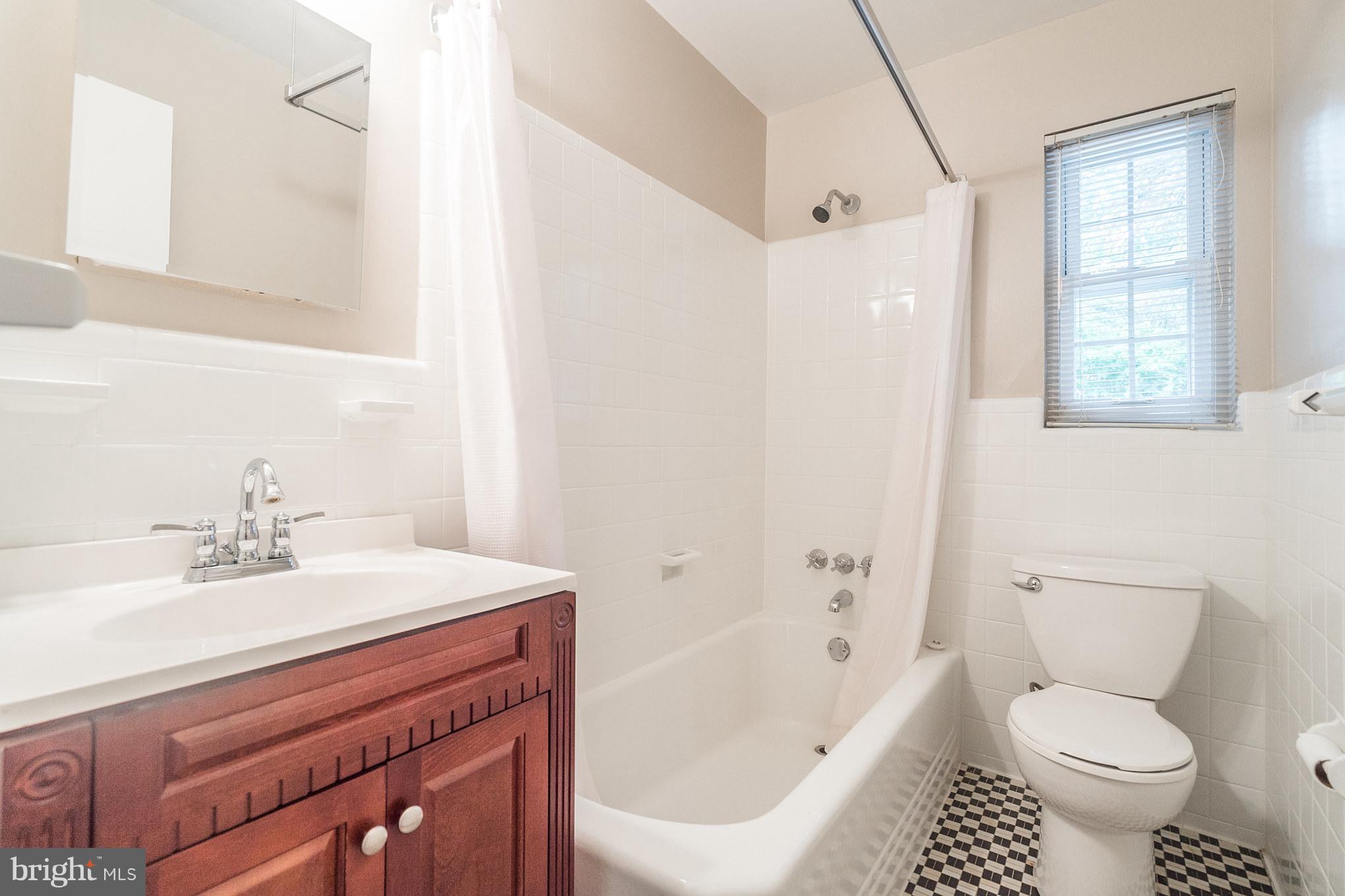 6104 28th Street North Arlington, VA 22207 - Photo 14 of 30 a bathroom with a sink toilet vanity and bathtub