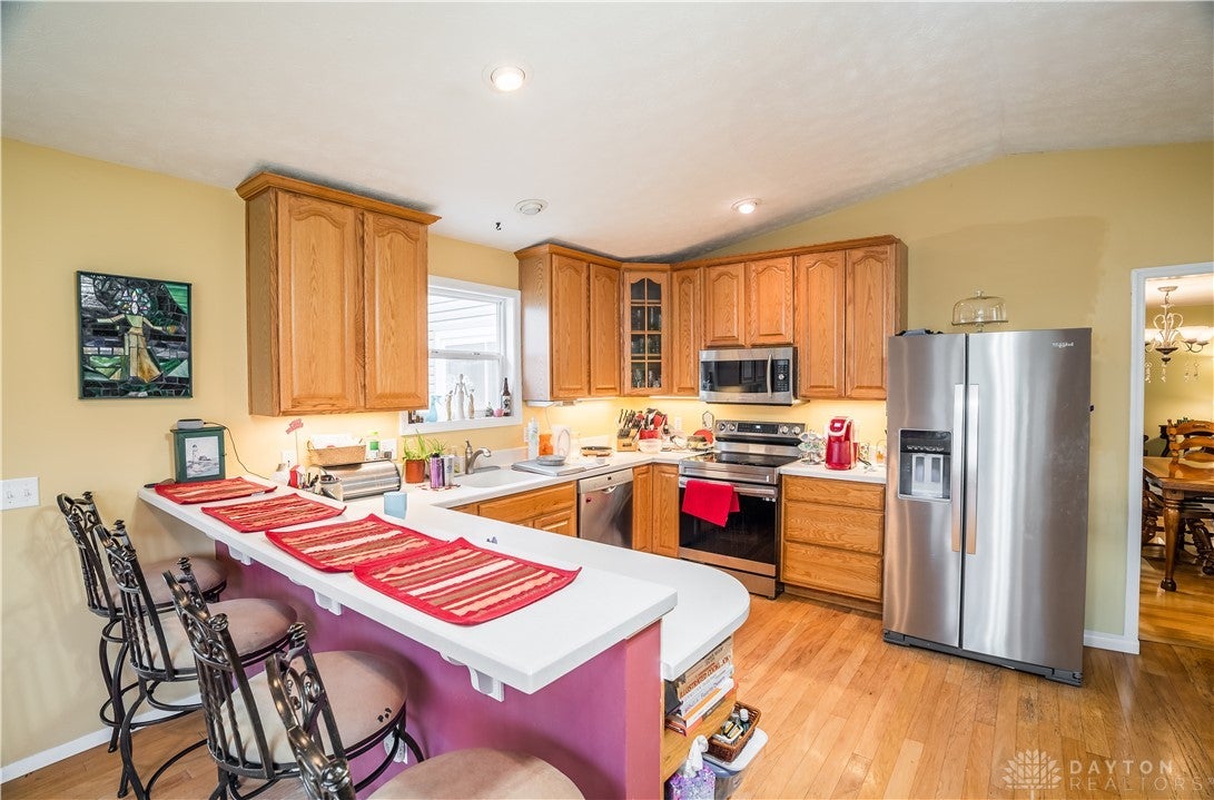 6357 North Union Road Clayton, OH 45315 - Photo 11 of 34 Kitchen w eating bar