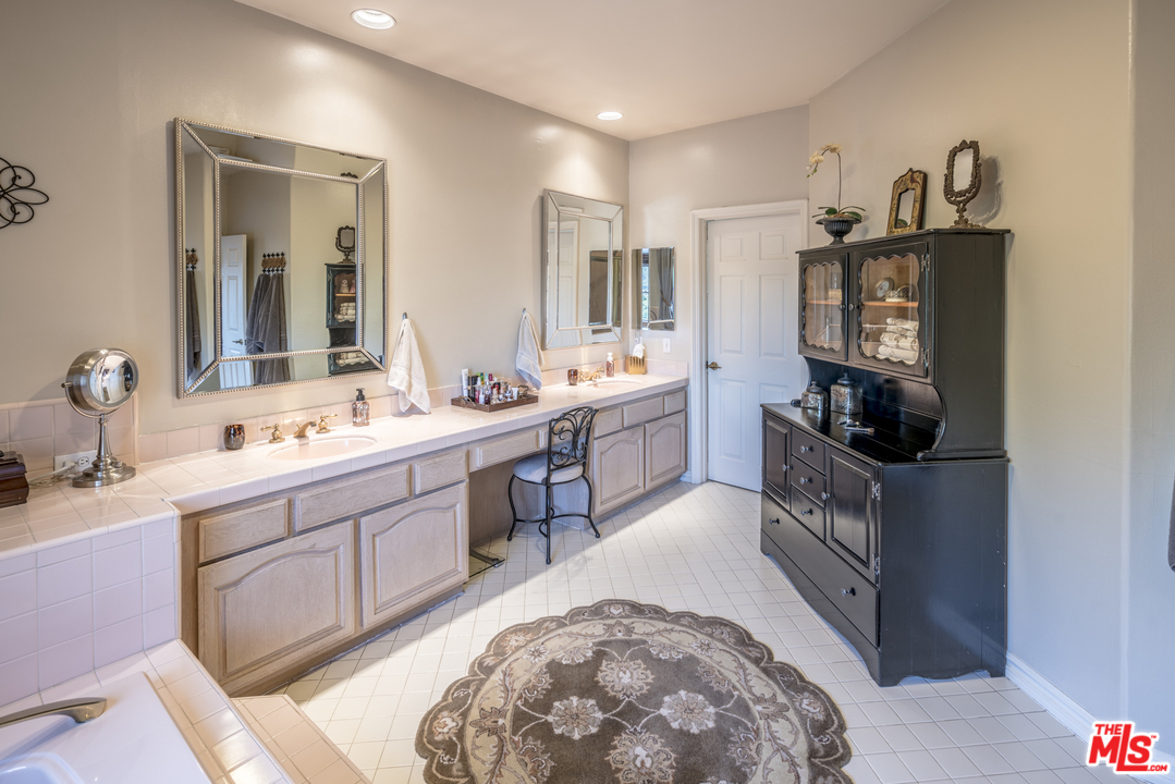 3826 Marks Road Calabasas, CA 91301 - Photo 15 of 38