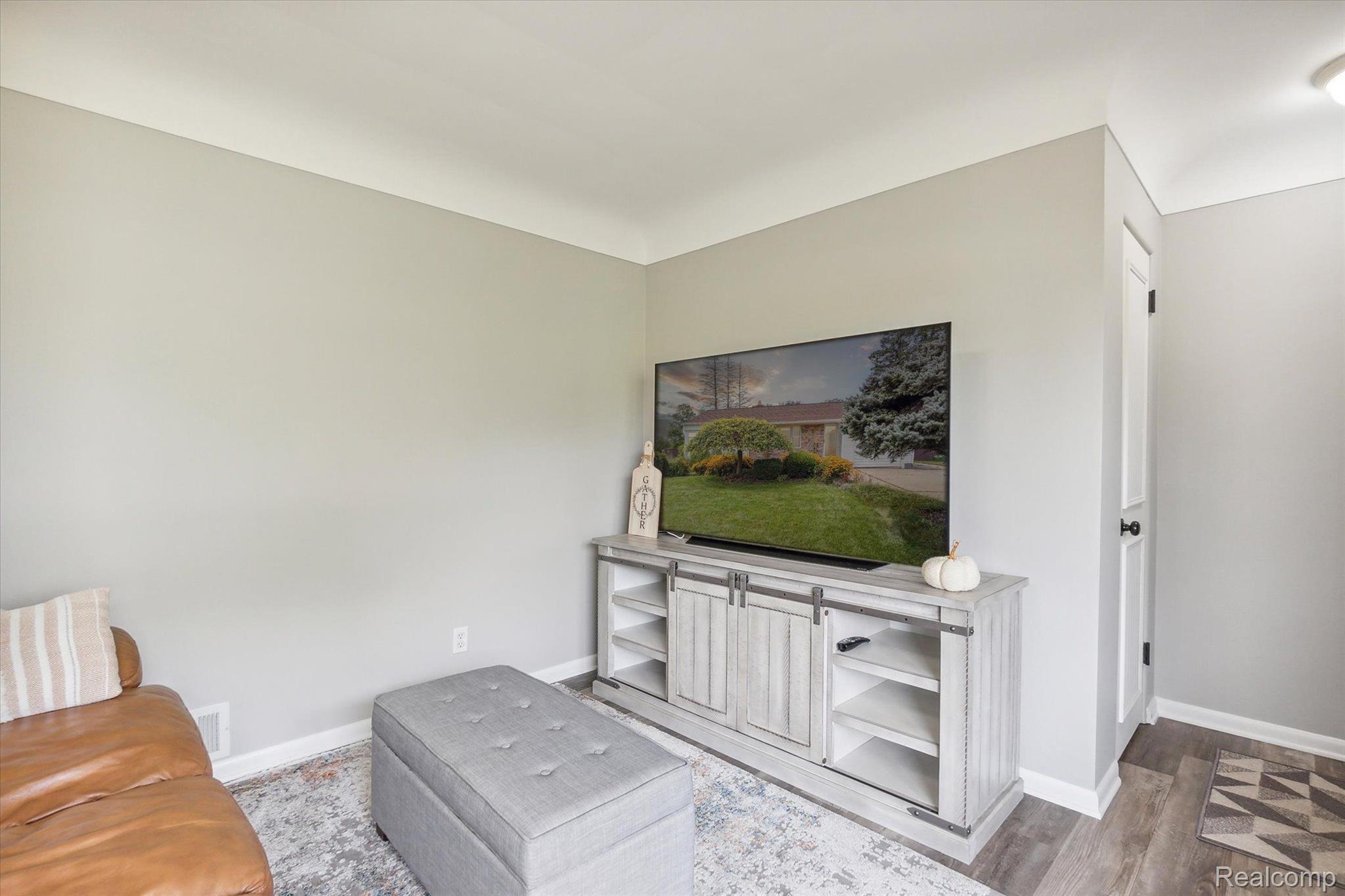 2137 Covert Road Burton, MI 48509 - Photo 6 of 25 Living Room