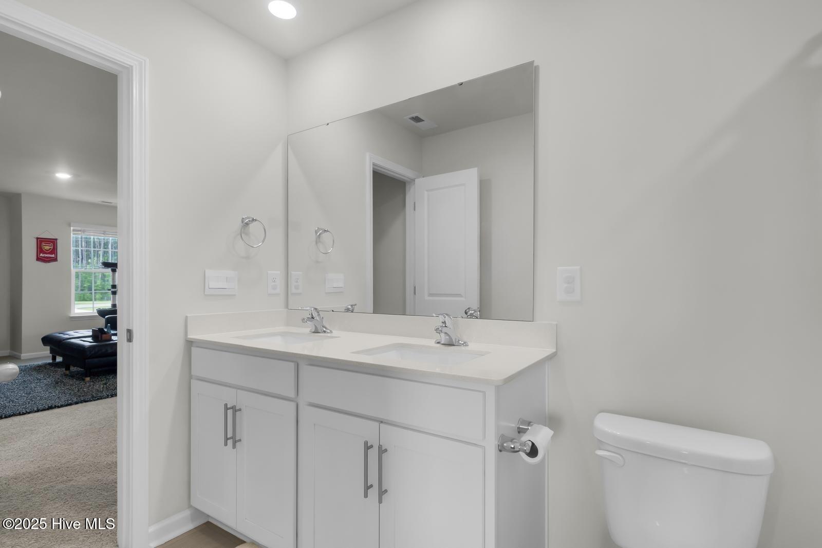 119 Perrytown Loop Road New Bern, NC 28562 - Photo 18 of 29 Full Guest Bath with Access from Bedroom two AND the flex space area!!!!!