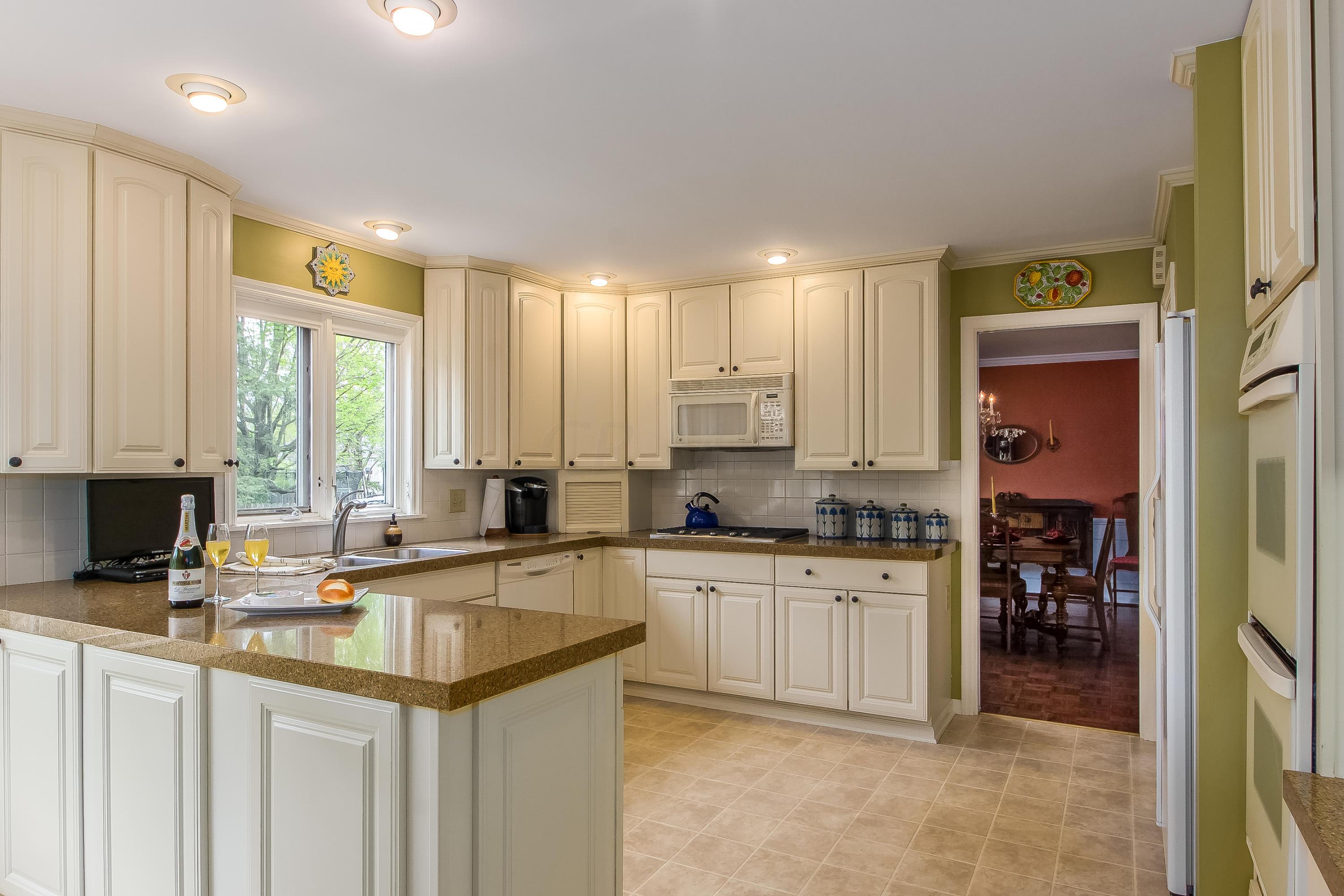 2481 Sandover Road Columbus, OH 43220 - Photo 6 of 40