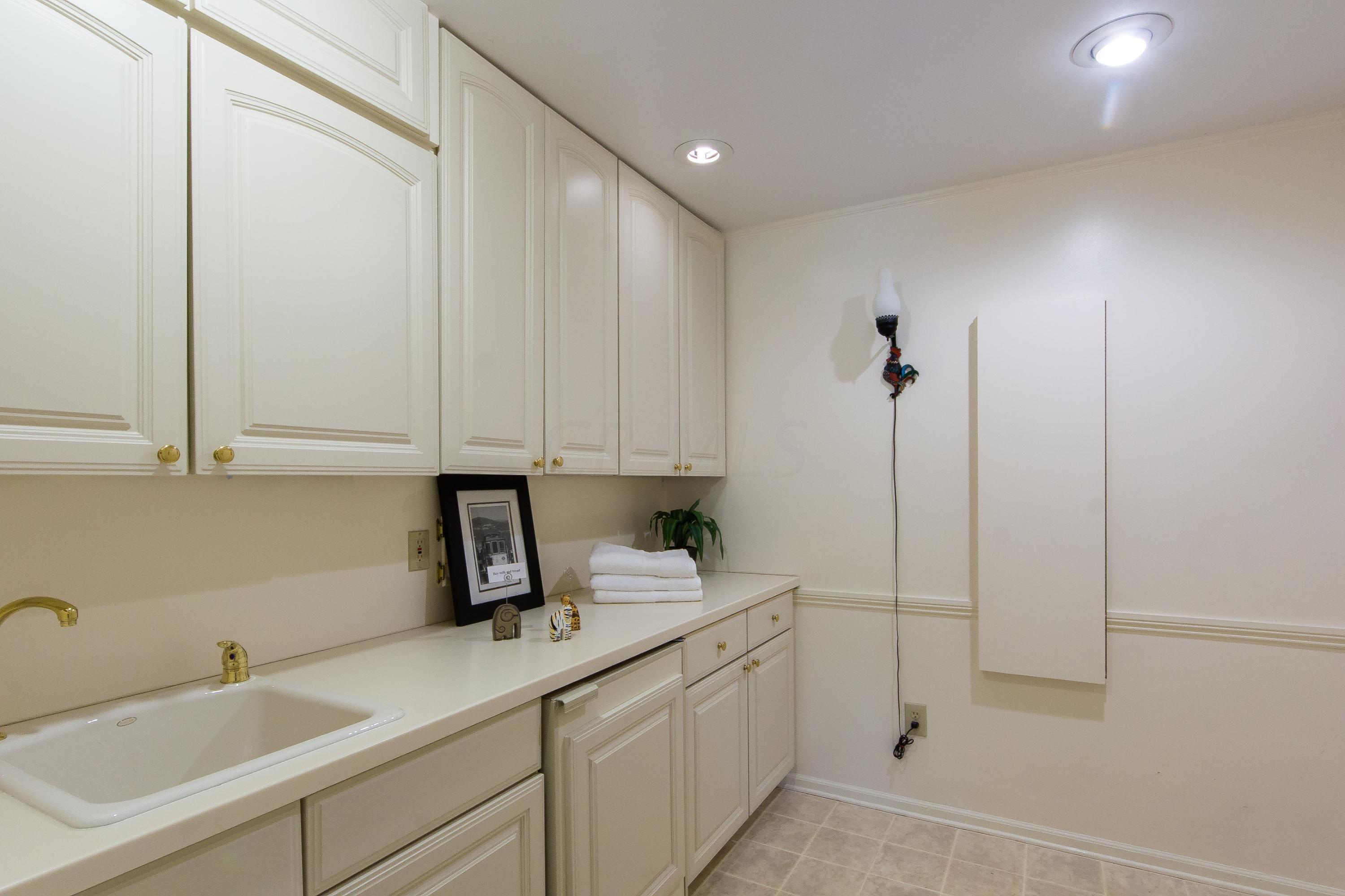 2481 Sandover Road Columbus, OH 43220 - Photo 8 of 40