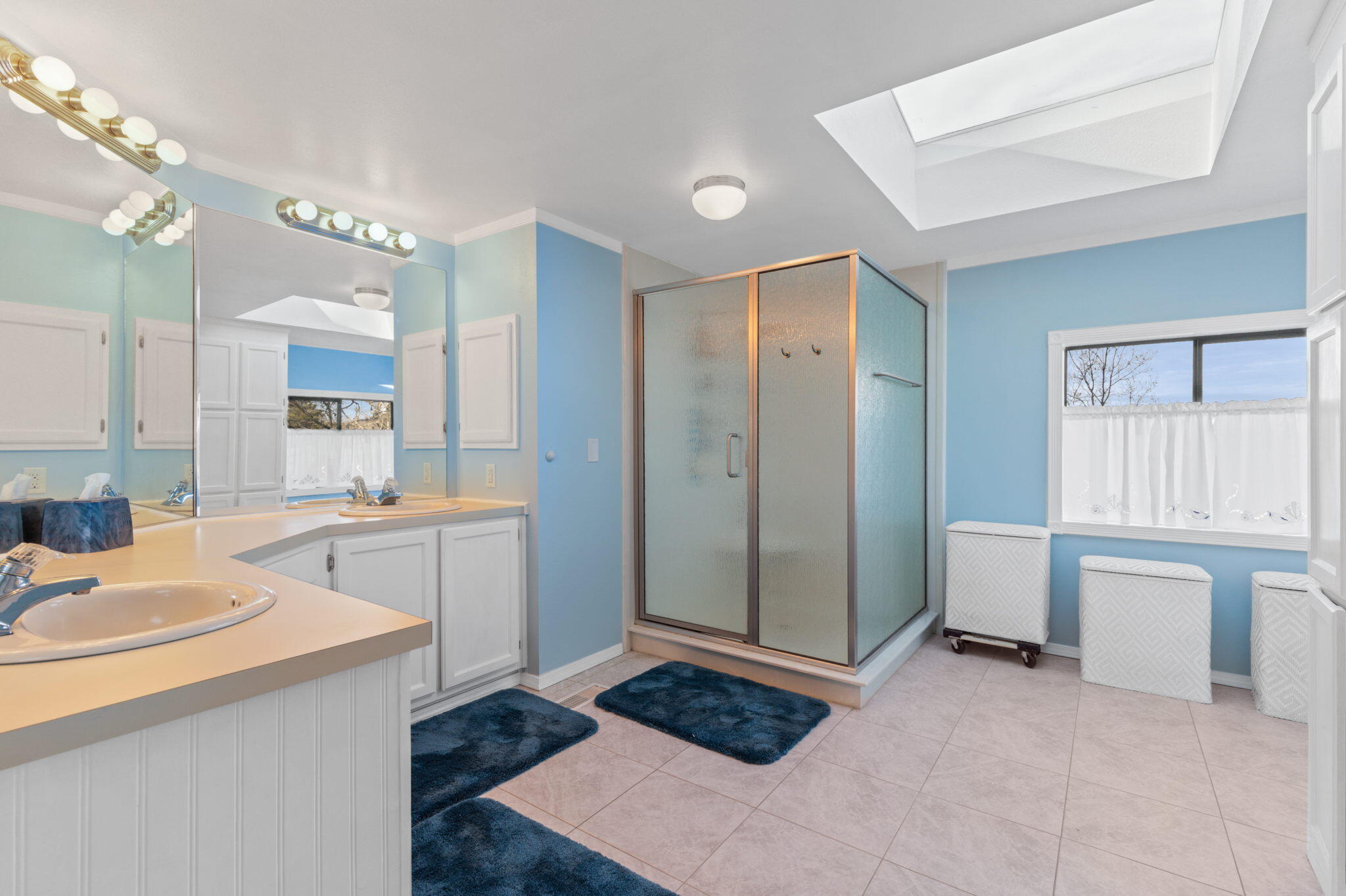 3746 Devils Garden Road Medford, OR 97504 - Photo 12 of 33 Huge primary ensuite w/double sinks, large shower and skylight
