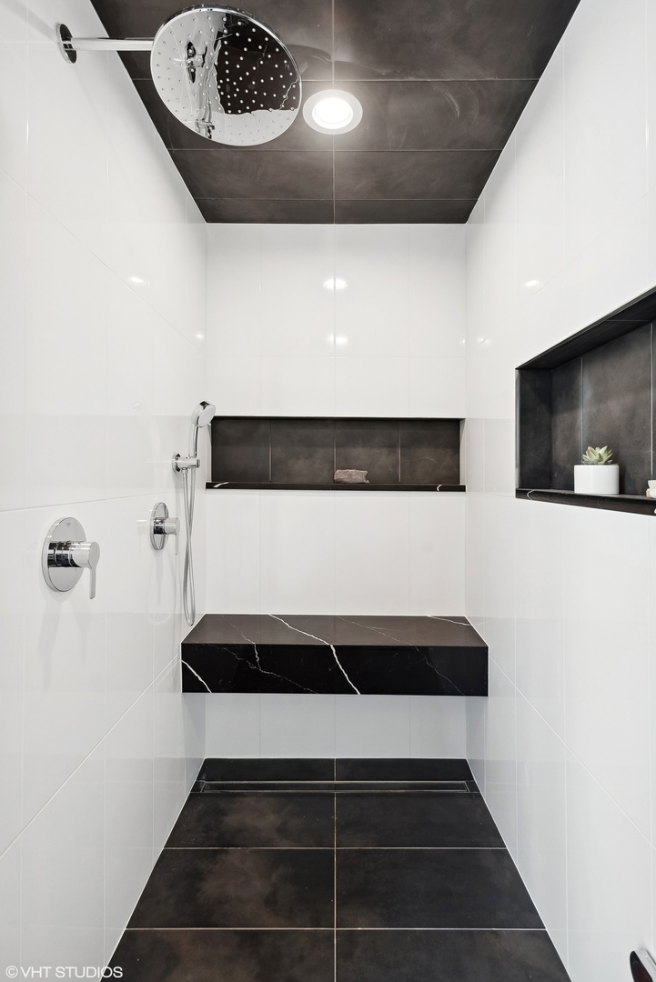 Undisclosed Address Chicago, IL 60657 - Photo 19 of 39 a view of entryway