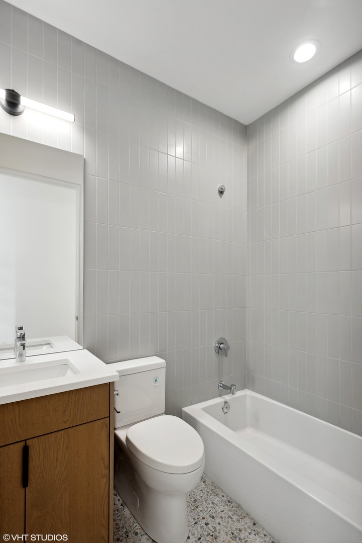 Undisclosed Address Chicago, IL 60657 - Photo 28 of 39 a bathroom with a toilet a sink and bathtub