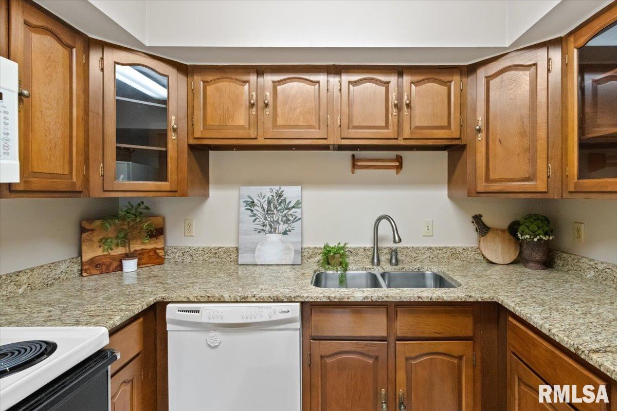 6529 North Post Oak Road Peoria, IL 61615 - Photo 12 of 54