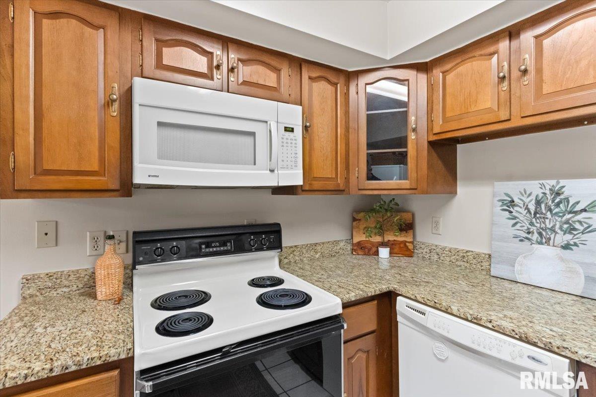 6529 North Post Oak Road Peoria, IL 61615 - Photo 13 of 54