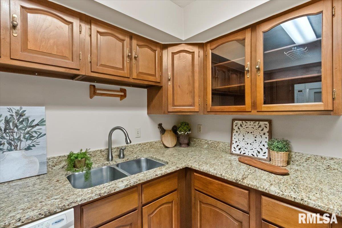 6529 North Post Oak Road Peoria, IL 61615 - Photo 14 of 54