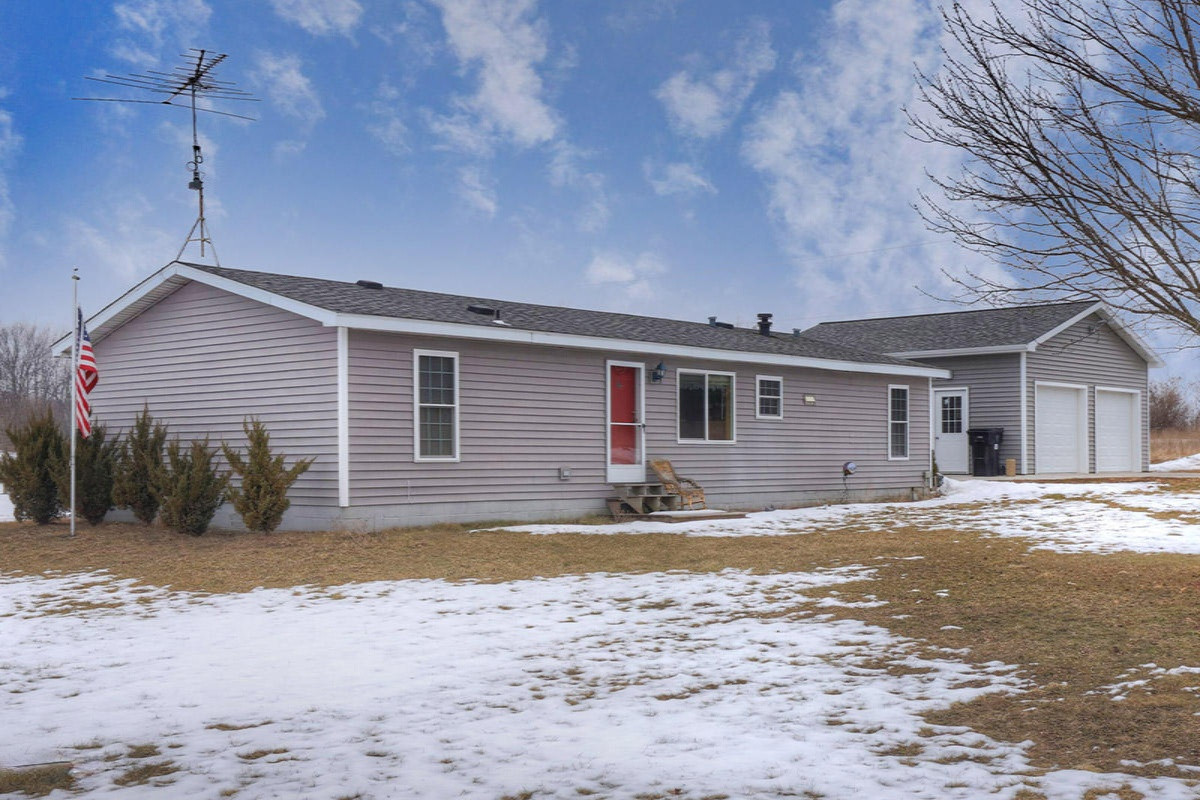 13575 Ritchie Avenue Northeast Cedar Springs, MI 49319 - Photo 2 of 23 IMG_1358