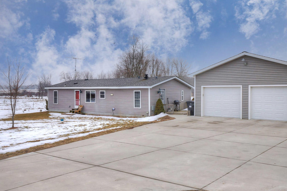 13575 Ritchie Avenue Northeast Cedar Springs, MI 49319 - Photo 3 of 23 IMG_1359
