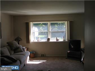 560 Cedarbrook Road Southampton, PA 18966 - Photo 6 of 11 Living Room