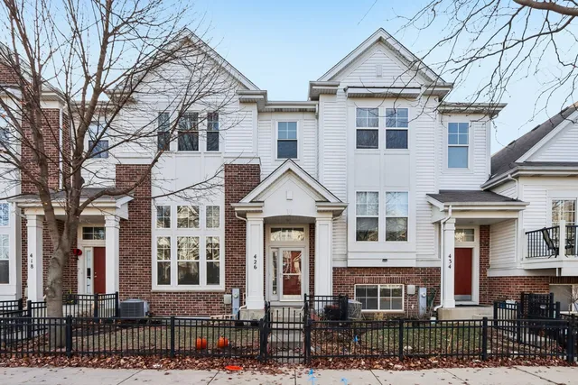 $424,900 | 426 Plaza Place, Aurora, IL 60504