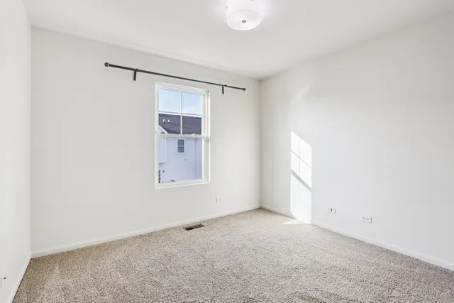 $424,900 | 426 Plaza Place, Aurora, IL 60504