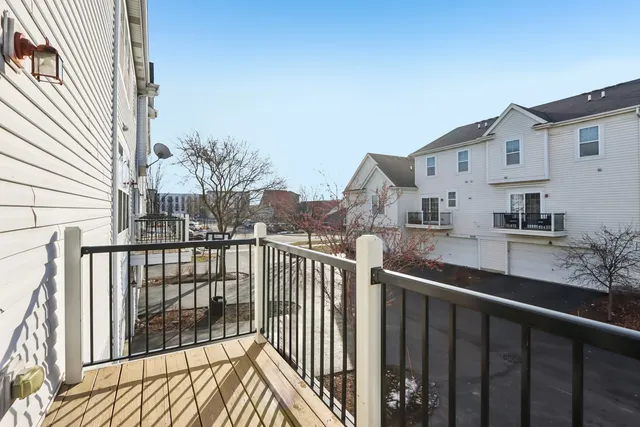 $424,900 | 426 Plaza Place, Aurora, IL 60504