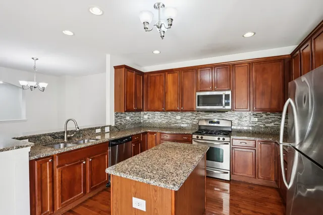 $424,900 | 426 Plaza Place, Aurora, IL 60504