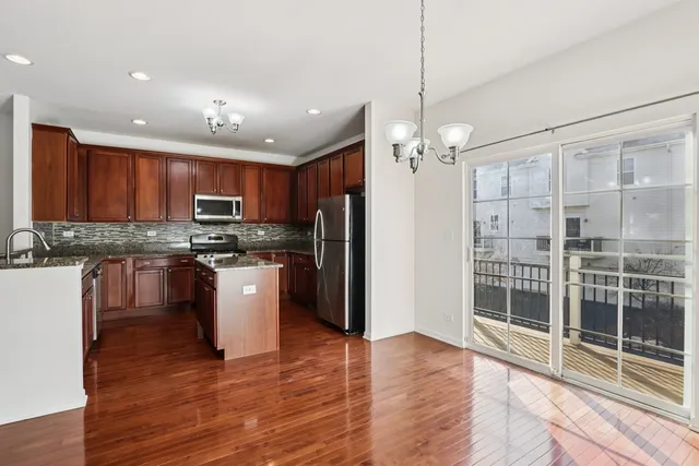 $424,900 | 426 Plaza Place, Aurora, IL 60504